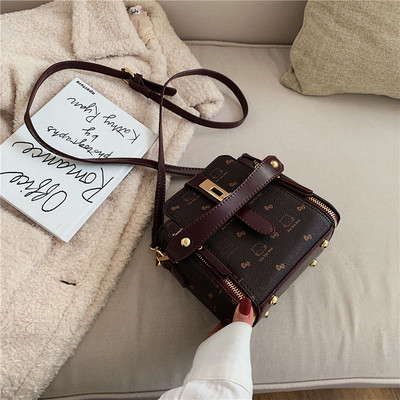 Maza ādas soma ar garu rokturi un metāla aizdari