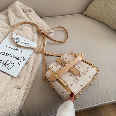 Maza ādas soma ar garu rokturi un metāla aizdari