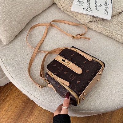 Maza ādas soma ar garu rokturi un metāla aizdari