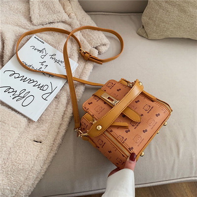 Maza ādas soma ar garu rokturi un metāla aizdari