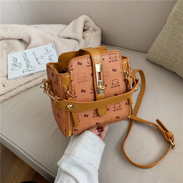 Maza ādas soma ar garu rokturi un metāla aizdari