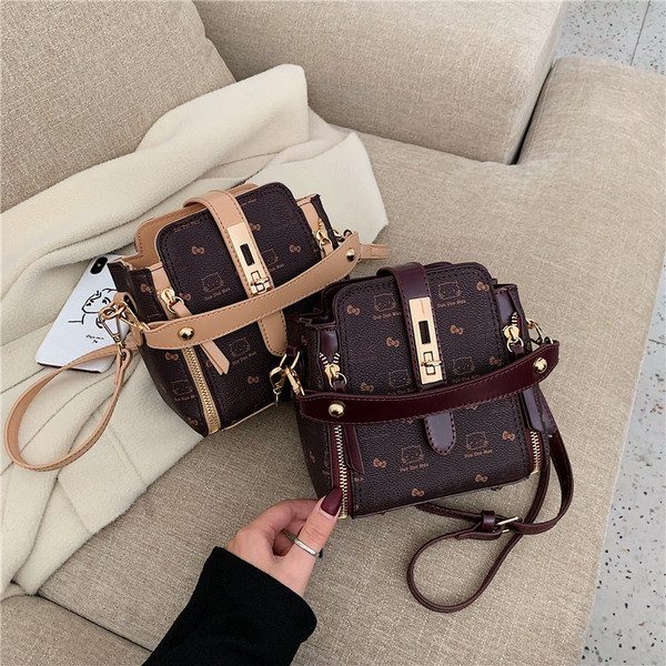 Maza ādas soma ar garu rokturi un metāla aizdari