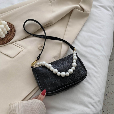 Μοντέρνα γυναικεία τσάντα με φερμουάρ είναι μια κοντή λαβή με πέρλες