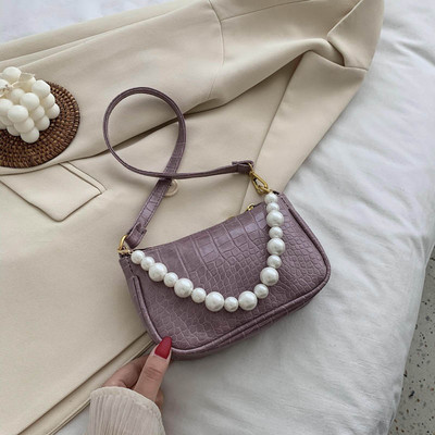 Μοντέρνα γυναικεία τσάντα με φερμουάρ είναι μια κοντή λαβή με πέρλες