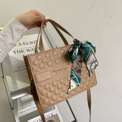 Καθημερινή καπιτονέ τσάντα με διακόσμηση κασκόλ