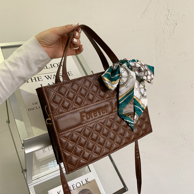 Καθημερινή καπιτονέ τσάντα με διακόσμηση κασκόλ