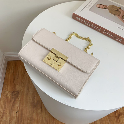 Μοντέρνα γυναικεία τσάντα με μεταλλικό κούμπωμα και αλυσίδα