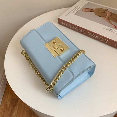 Μοντέρνα γυναικεία τσάντα με μεταλλικό κούμπωμα και αλυσίδα