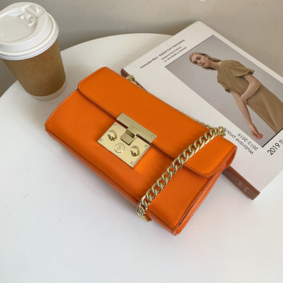 Μοντέρνα γυναικεία τσάντα με μεταλλικό κούμπωμα και αλυσίδα