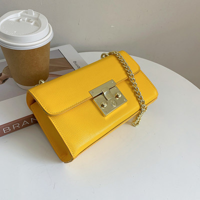 Μοντέρνα γυναικεία τσάντα με μεταλλικό κούμπωμα και αλυσίδα