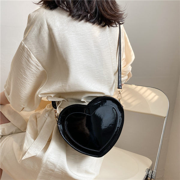 Γυναικεία τσάντα σε σχήμα καρδιάς με μακριά λαβή