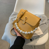 Γυναικεία τσάντα με μεταλλικό κούμπωμα και πέρλες