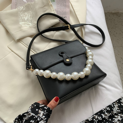 Γυναικεία τσάντα με μεταλλικό κούμπωμα και πέρλες