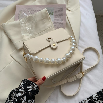 Γυναικεία τσάντα με μεταλλικό κούμπωμα και πέρλες