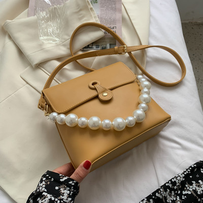 Γυναικεία τσάντα με μεταλλικό κούμπωμα και πέρλες