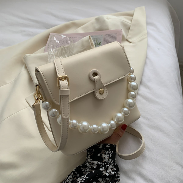 Γυναικεία τσάντα με μεταλλικό κούμπωμα και πέρλες