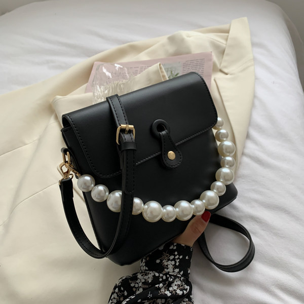 Γυναικεία τσάντα με μεταλλικό κούμπωμα και πέρλες