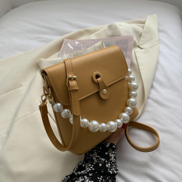 Γυναικεία τσάντα με μεταλλικό κούμπωμα και πέρλες