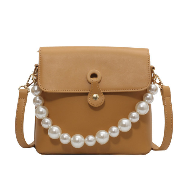Γυναικεία τσάντα με μεταλλικό κούμπωμα και πέρλες