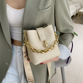 Γυναικεία τετράγωνη τσάντα με μεταλλικό στοιχείο