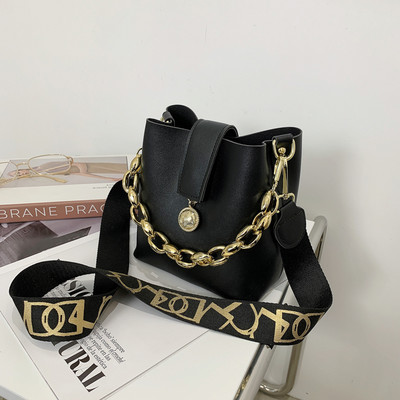 Γυναικεία τετράγωνη τσάντα με μεταλλικό στοιχείο