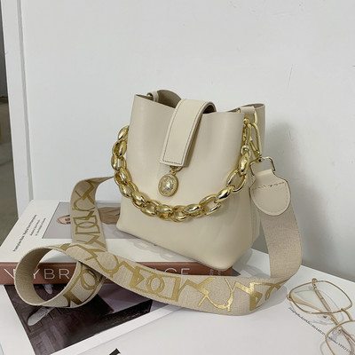 Γυναικεία τετράγωνη τσάντα με μεταλλικό στοιχείο