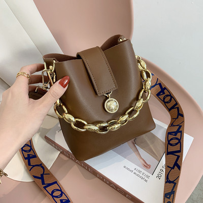 Γυναικεία τετράγωνη τσάντα με μεταλλικό στοιχείο