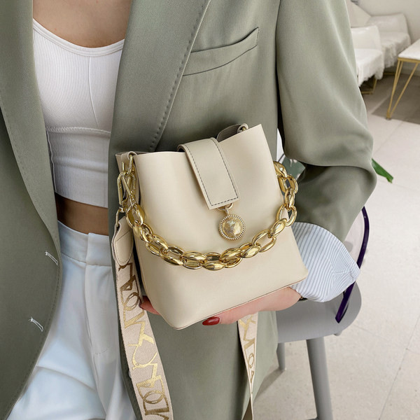 Γυναικεία τετράγωνη τσάντα με μεταλλικό στοιχείο