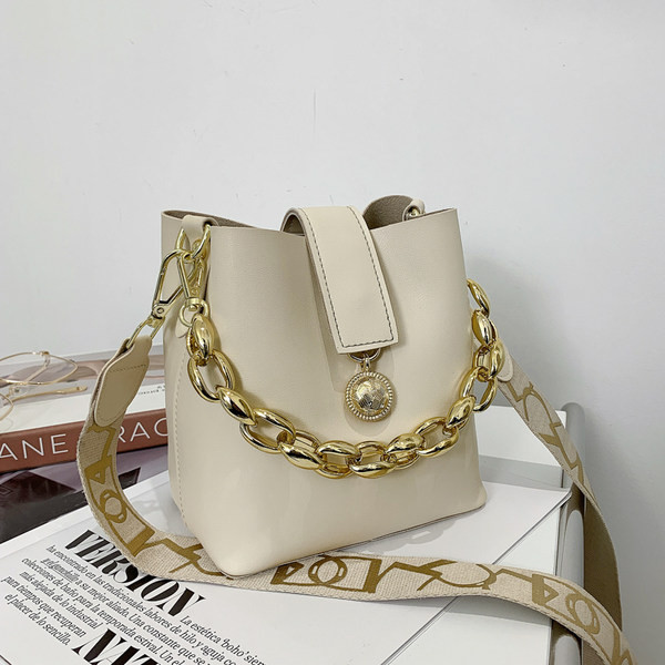 Γυναικεία τετράγωνη τσάντα με μεταλλικό στοιχείο