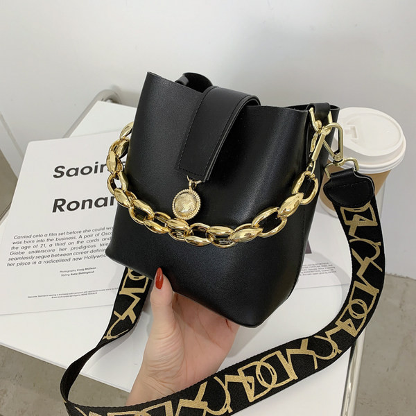 Γυναικεία τετράγωνη τσάντα με μεταλλικό στοιχείο