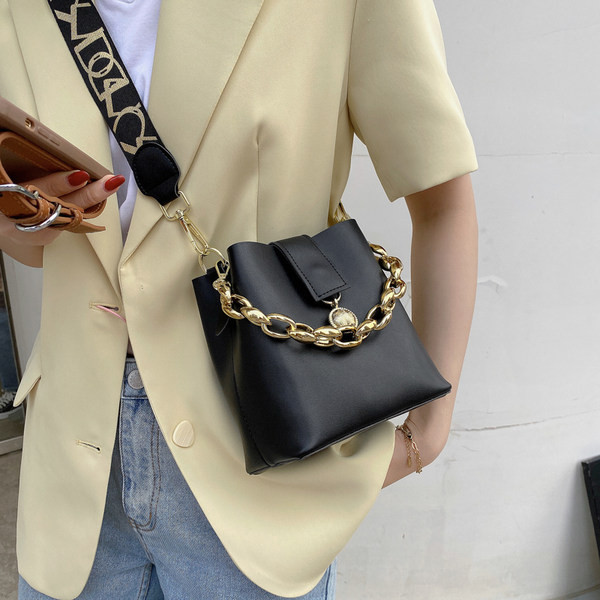 Γυναικεία τετράγωνη τσάντα με μεταλλικό στοιχείο