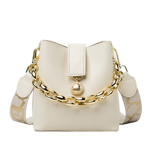 Γυναικεία τετράγωνη τσάντα με μεταλλικό στοιχείο