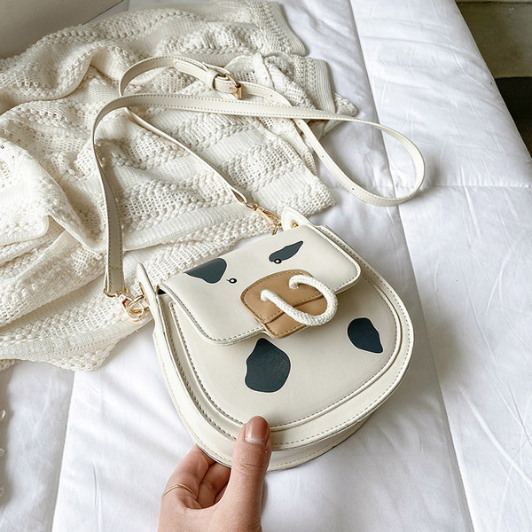 Γυναικεία τσάντα από οικολογικό δέρμα με μακριά λαβή και απλικέ