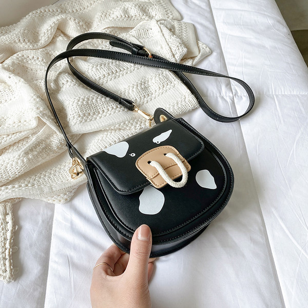 Γυναικεία τσάντα από οικολογικό δέρμα με μακριά λαβή και απλικέ