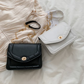 Moderna sieviešu soma no eko ādas ar garu metāla rokturi