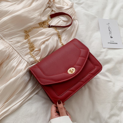 Moderna sieviešu soma no eko ādas ar garu metāla rokturi