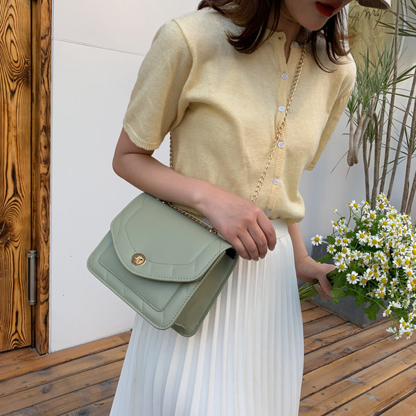 Moderna sieviešu soma no eko ādas ar garu metāla rokturi