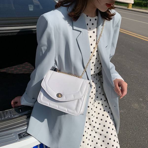 Moderna sieviešu soma no eko ādas ar garu metāla rokturi