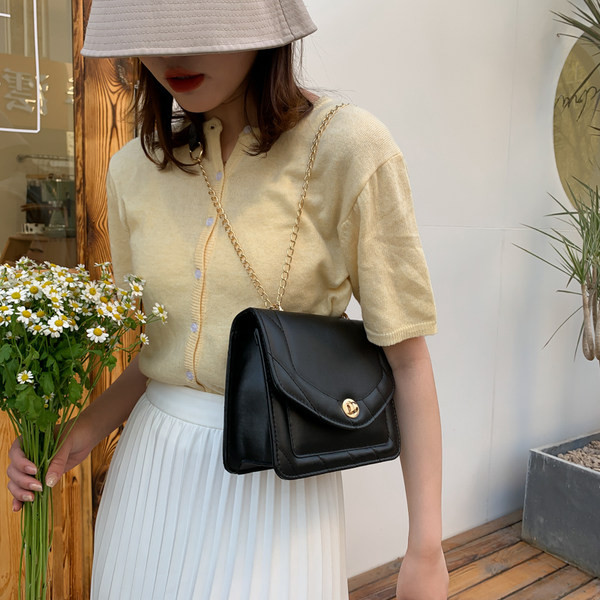 Moderna sieviešu soma no eko ādas ar garu metāla rokturi