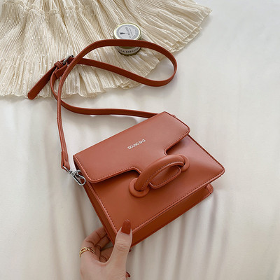 Γυναικεία τσάντα με επιγραφή σε τέσσερα χρώματα οικολογικό δέρμα