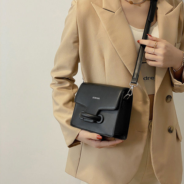 Γυναικεία τσάντα με επιγραφή σε τέσσερα χρώματα οικολογικό δέρμα