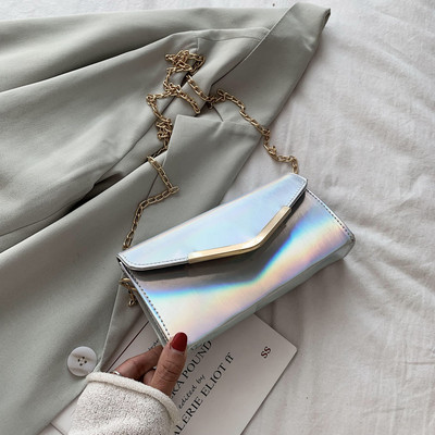 Σύγχρονη γυναικεία τσάντα με μεταλλικό κούμπωμα και αλυσίδα