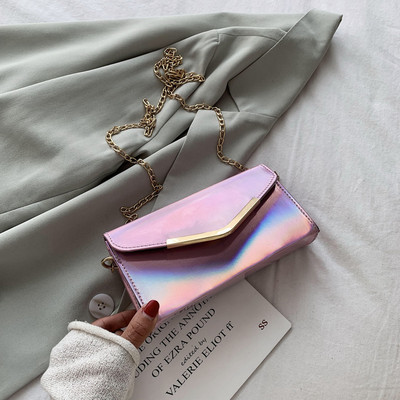 Σύγχρονη γυναικεία τσάντα με μεταλλικό κούμπωμα και αλυσίδα