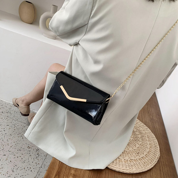 Σύγχρονη γυναικεία τσάντα με μεταλλικό κούμπωμα και αλυσίδα