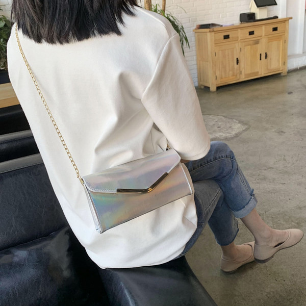 Σύγχρονη γυναικεία τσάντα με μεταλλικό κούμπωμα και αλυσίδα