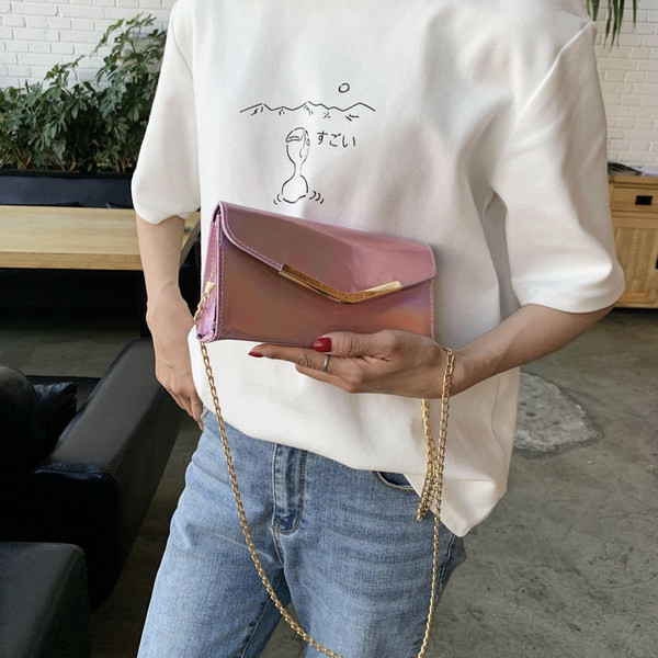 Σύγχρονη γυναικεία τσάντα με μεταλλικό κούμπωμα και αλυσίδα