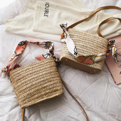 Μοντέρνα  γυναικεία τσάντα με χρωματιστή σατέν λαβή