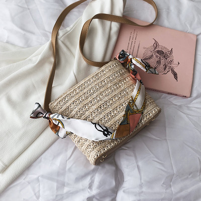 Μοντέρνα  γυναικεία τσάντα με χρωματιστή σατέν λαβή