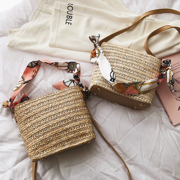 Μοντέρνα  γυναικεία τσάντα με χρωματιστή σατέν λαβή