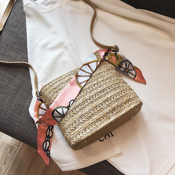 Μοντέρνα  γυναικεία τσάντα με χρωματιστή σατέν λαβή